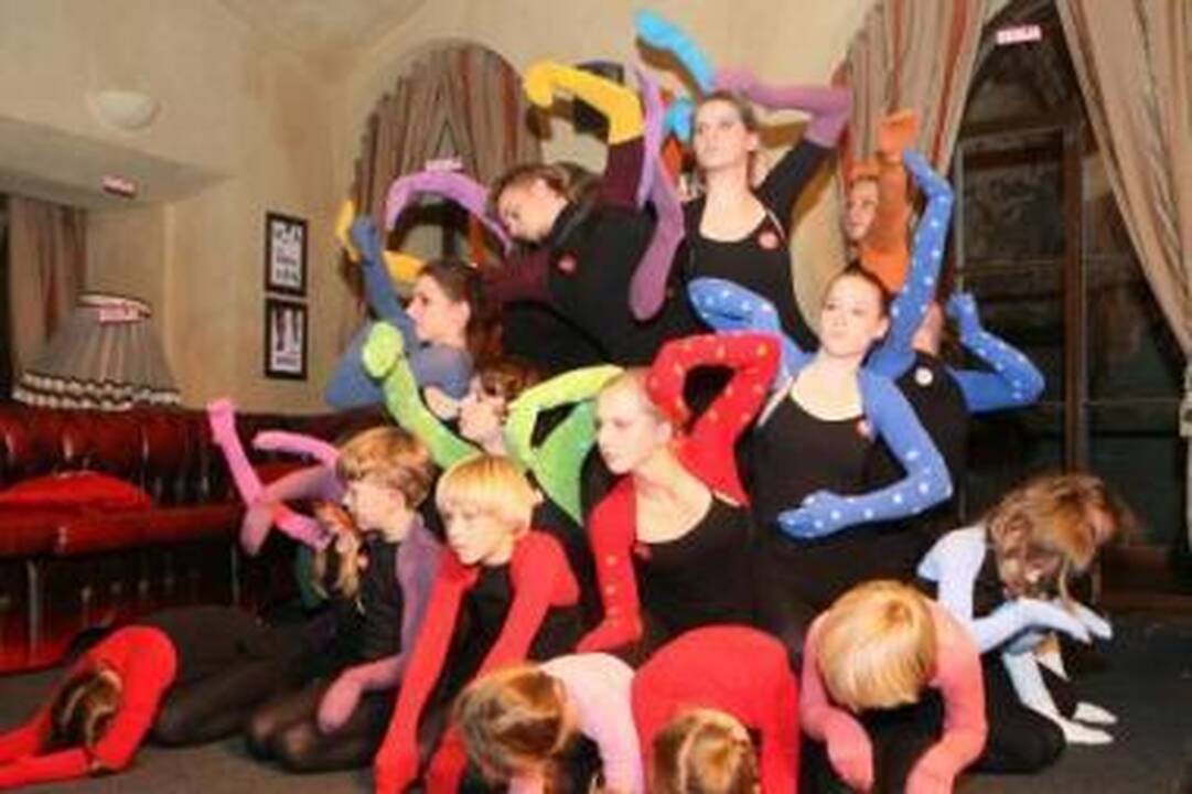Originalu: kojines pristatė Kauno šokio teatras "Aura".