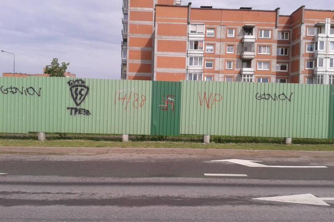 Savivaldybė            svastikų naikinti neskubėjo (foto)