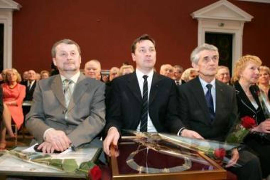 Pamirštas: G.Babravičius tikino, kad apie pirmoje eilėje sėdintį A.Grumadą (kairėje) prisiminė tik įpusėjus renginiui.