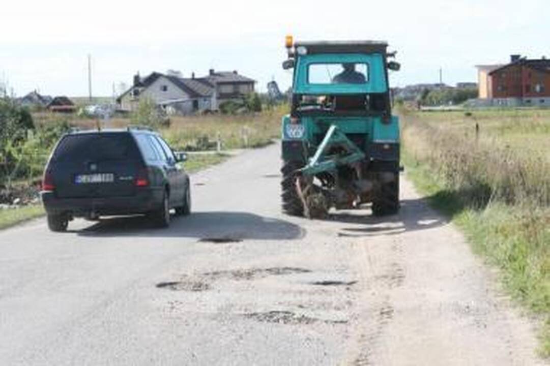 Nepatogumai: į Mazūriškes važiuojantys vairuotojai priversti laužyti savo automobilius duobėtame kelyje.