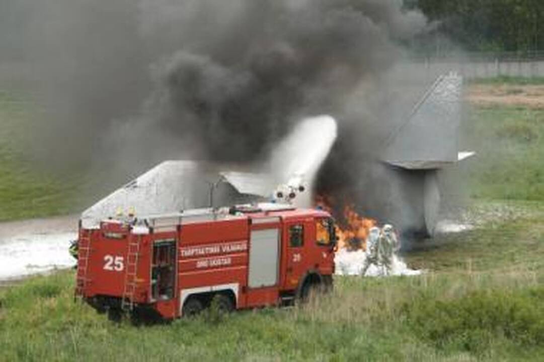 Incidentas: gesinti liepsnose ir dūmuose skendinčio lėktuvo atskubėjo trys Aviacijos saugumo Priešgaisrinės tarnybos automobiliai.
