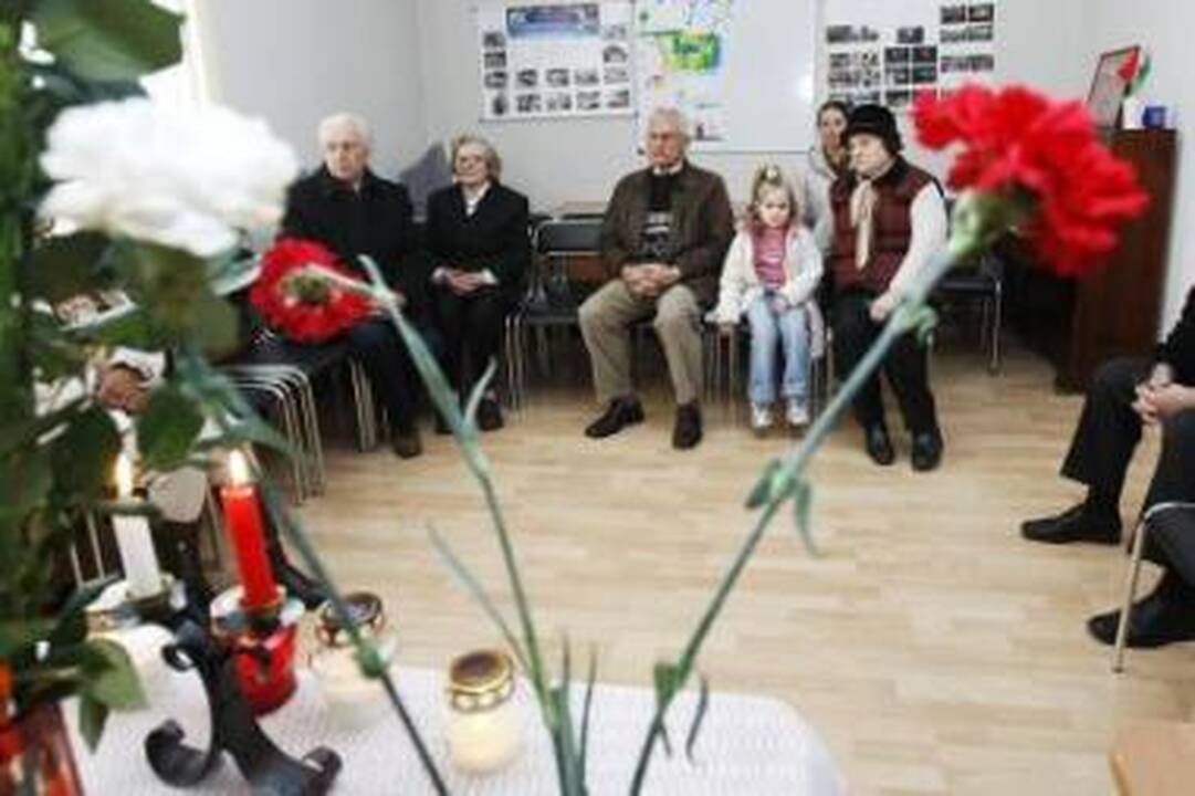 Gedulas: savo Prezidento ir aukštų šalies pareigūnų gedintys Klaipėdos lenkai sekmadienį drauge per televizorių stebėjo Lecho ir Marijos Kaczynskių laidotuvių ceremoniją.