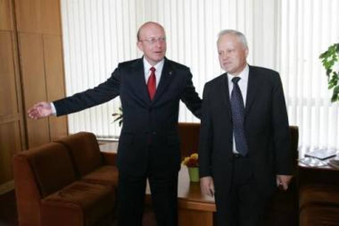 Versija: V.Greičius (dešinėje) tikina su A.Valinsku nekalbėjęs apie savo problemą.