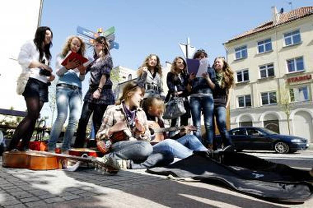 Panašumai: neseniai Klaipėdoje nuvilnijusi Gatvės muzikos diena – preliudija į kiekvieną savaitgalį senamiesčio viešosiose erdvėse vyksiančius renginius.