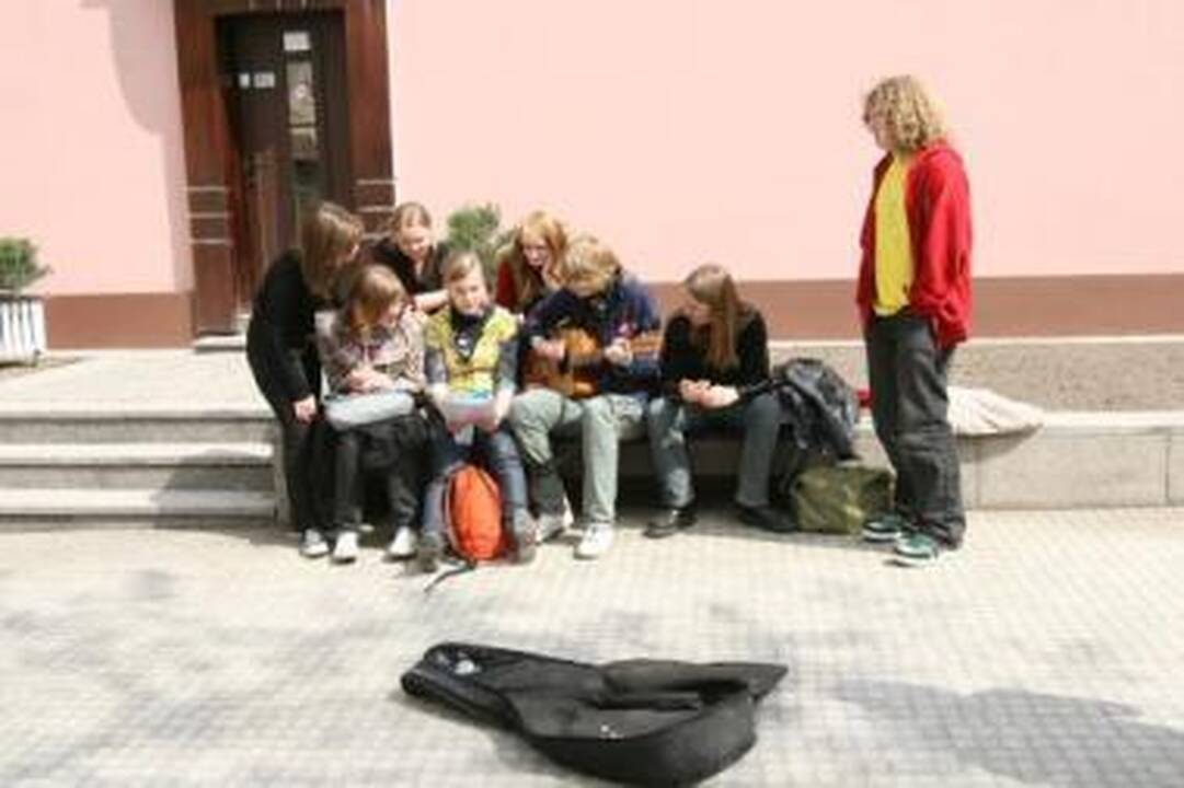 Aktyviausi: susitikti su draugais ir pabrązginti gitara saulėkaitoje – tikras malonumas jaunimui.