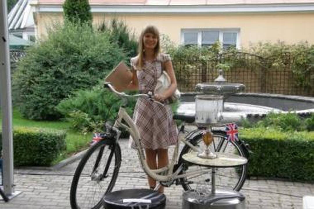 G.Šakauskaitė apdovanota dviračiu už originalų pufo ir staliuko iš skalbyklių būgnų komplektą.
