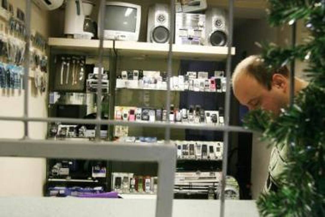 Trauka: visą parą dirbančiuose lombarduose naktimis dažniausiai parduodami mobiliojo ryšio telefonai.