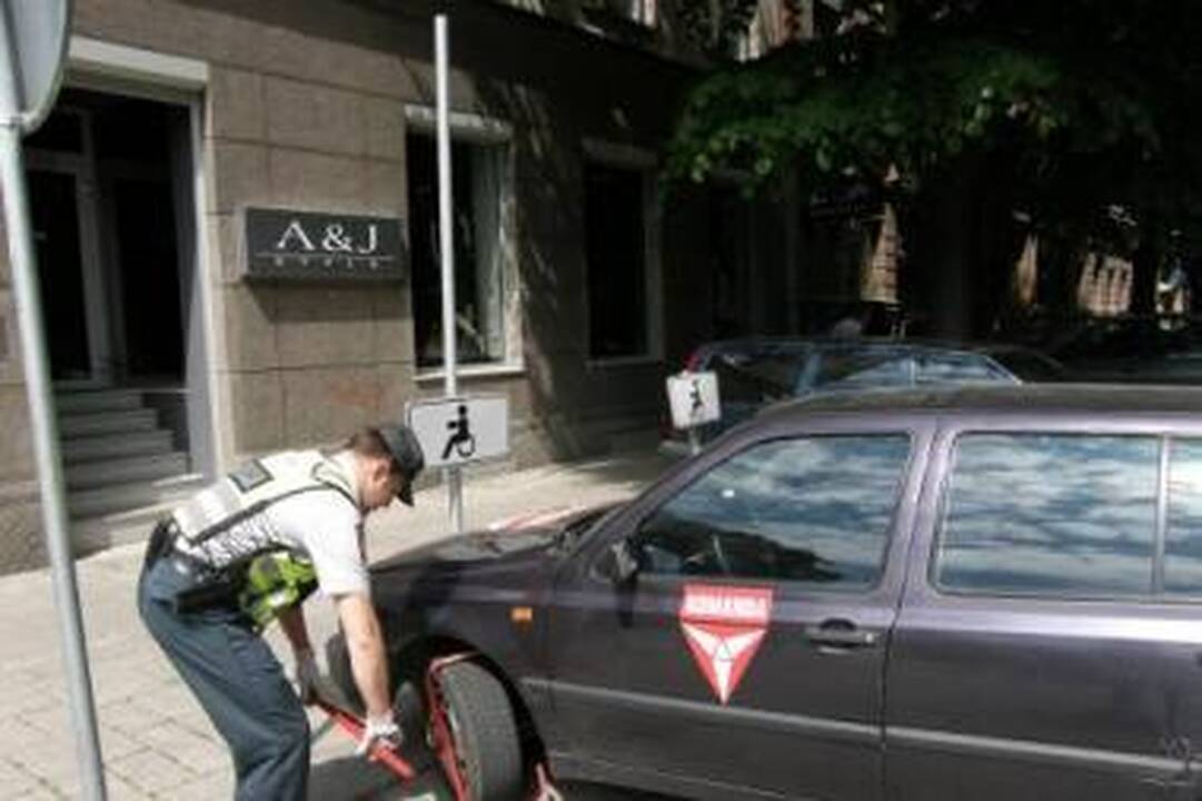Akcija: policininkai pradėjo bausti Laisvės alėjoje automobilius paliekančius vairuotojus.