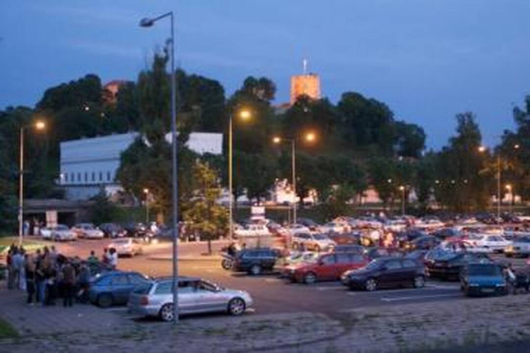 Bėda: Vilniaus gatvių apšvietimo tinklų vadovas skundėsi, kad dabar temsta anksti ir reikia apšviesti gatves, o pinigų nėra.