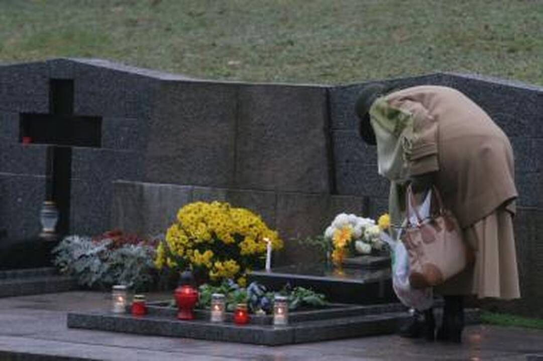 Vėlinėms – lietuviškos žvakės ir gyvos gėlės