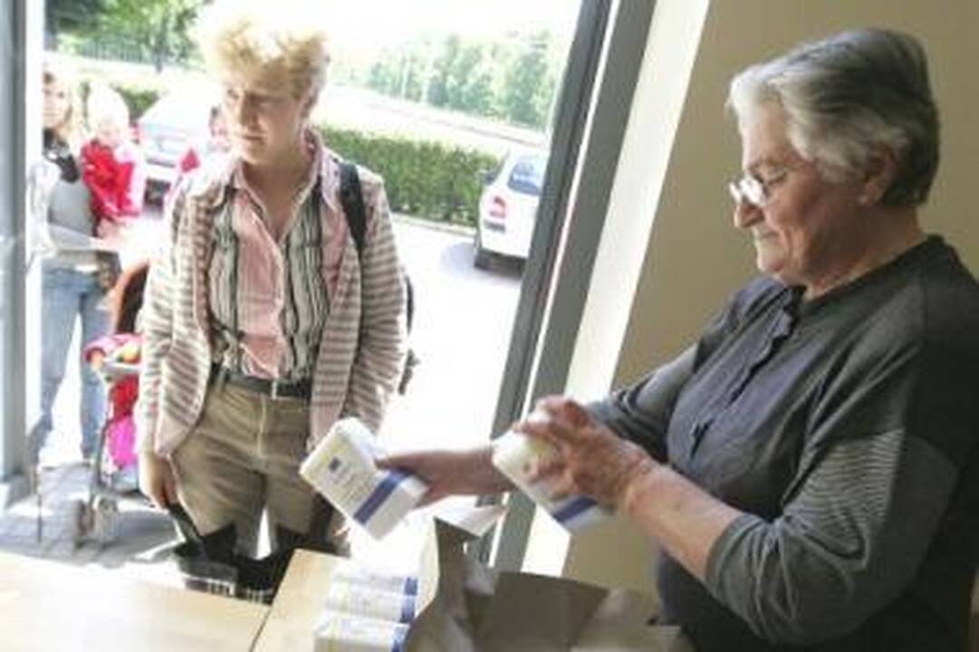 Paklausa: B.Kuckevičienė (dešinėje) dėl didelio paramos gavėjų skaičiaus neturi kada atsipūsti.
