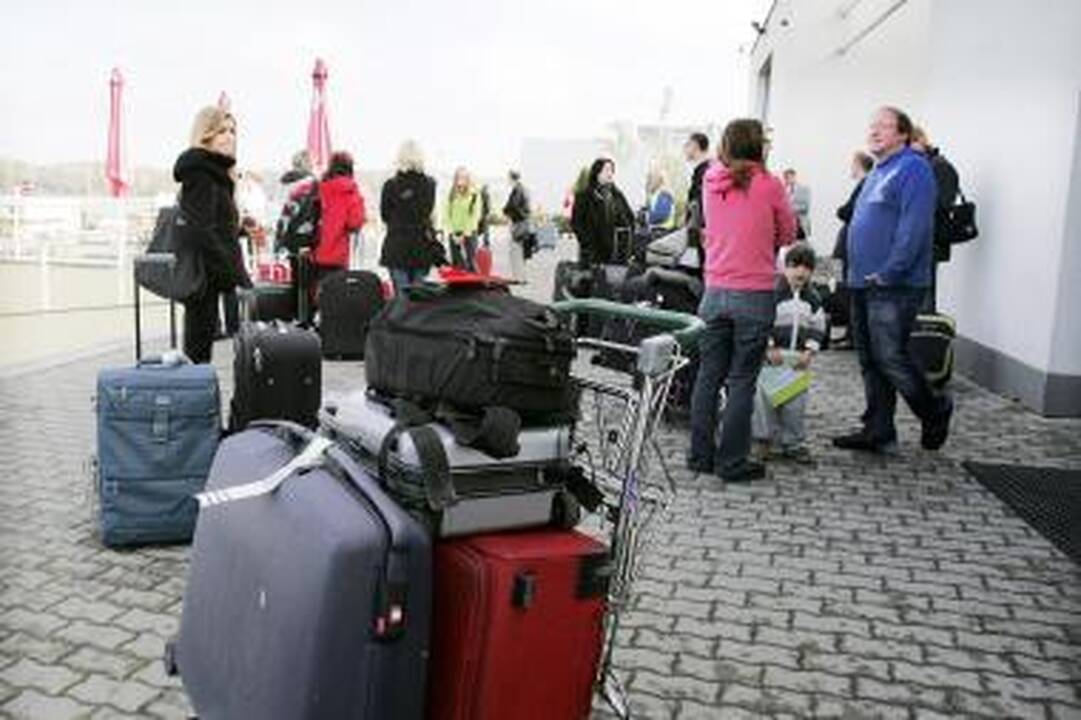 Realybė: tikėtina, jog nemažai darbo biržose užsiregistravusių lietuvaičių, jau seniai netekusių vilties įsidarbinti, uždarbiauti išvyko svetur.