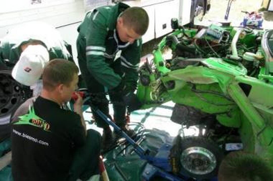 Išradingumas: komanda "BBK Racing", sukulto savadarbio "Mitsubishi Colt" kėbulo geometriją lauko sąlygomis atstatė greičiau nei per pusdienį.	Renaldo Gabarto nuotr.