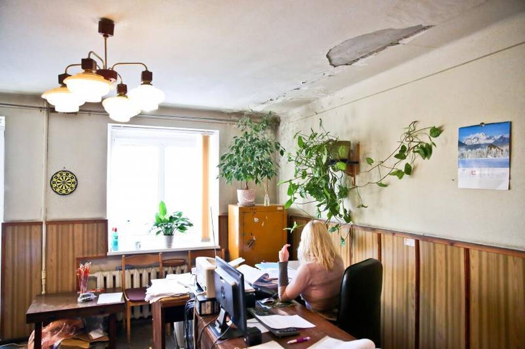 Policijos skurdas šokiruoja: komisariatuose ant galvų byra tinkas