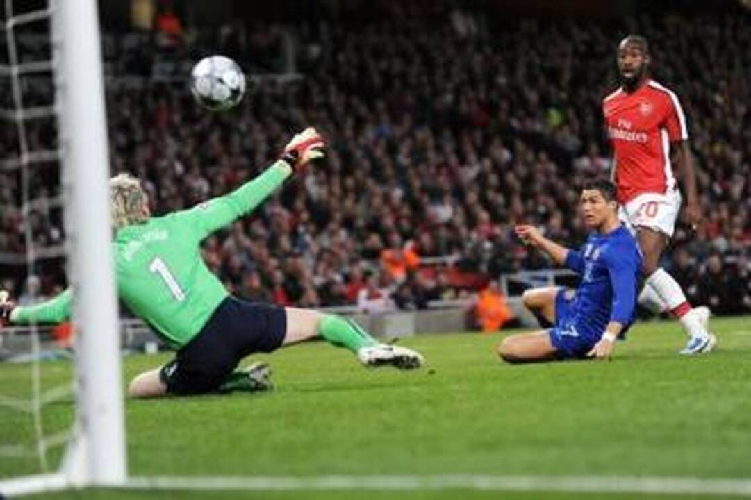 Dublis: C.Ronaldo (mėlyna apranga) du kartus nuginklavo "Arsenal" vartininką.