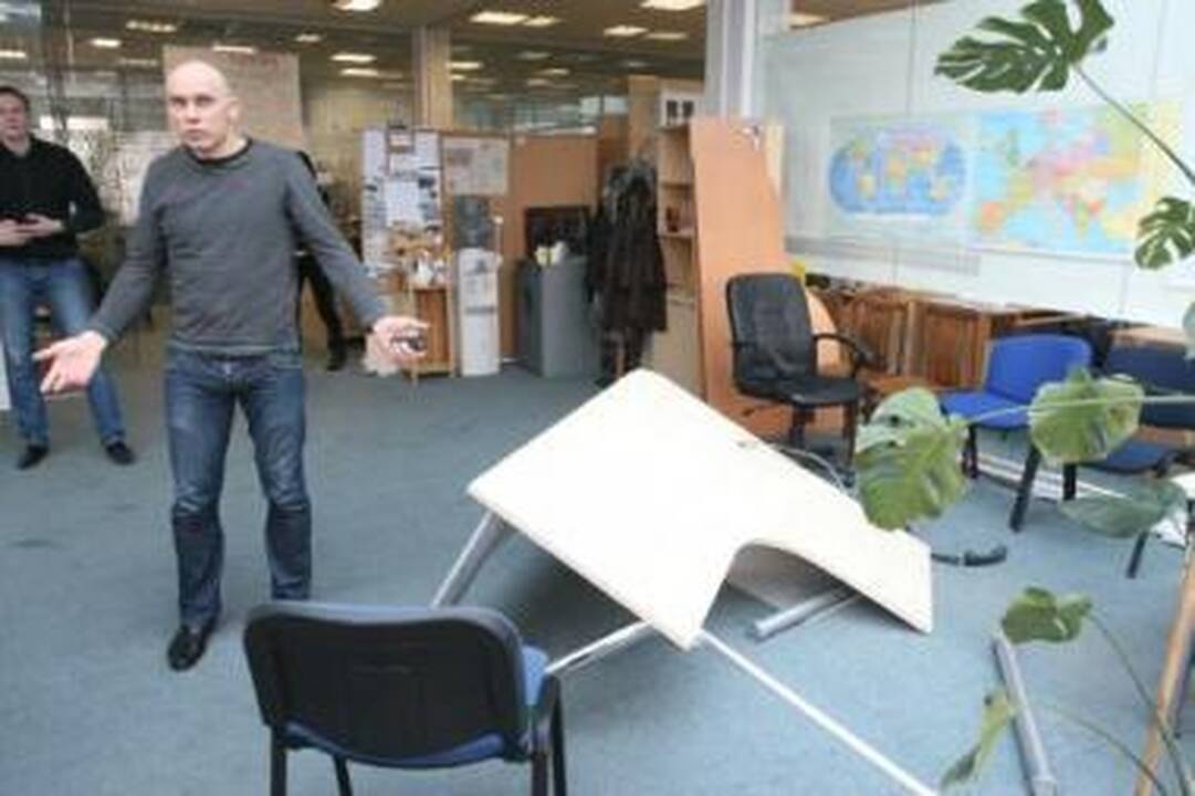 Nuostoliai: incidento metu sulaužytą stalą, kėdę ir telefoną D.Overlingas įvertino tūkstančiu litų.
