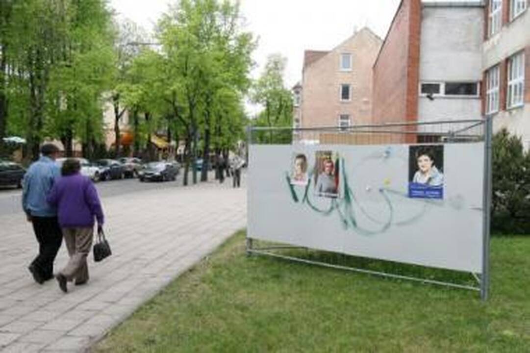 Tuščia: šią savaitę pasibaigsianti šalies prezidento rinkimų kampanija vyksta itin vangiai – ant mieste pastatytų keliasdešimt specialių stendų pakabinta tik po kelis rinkimų plakatus.