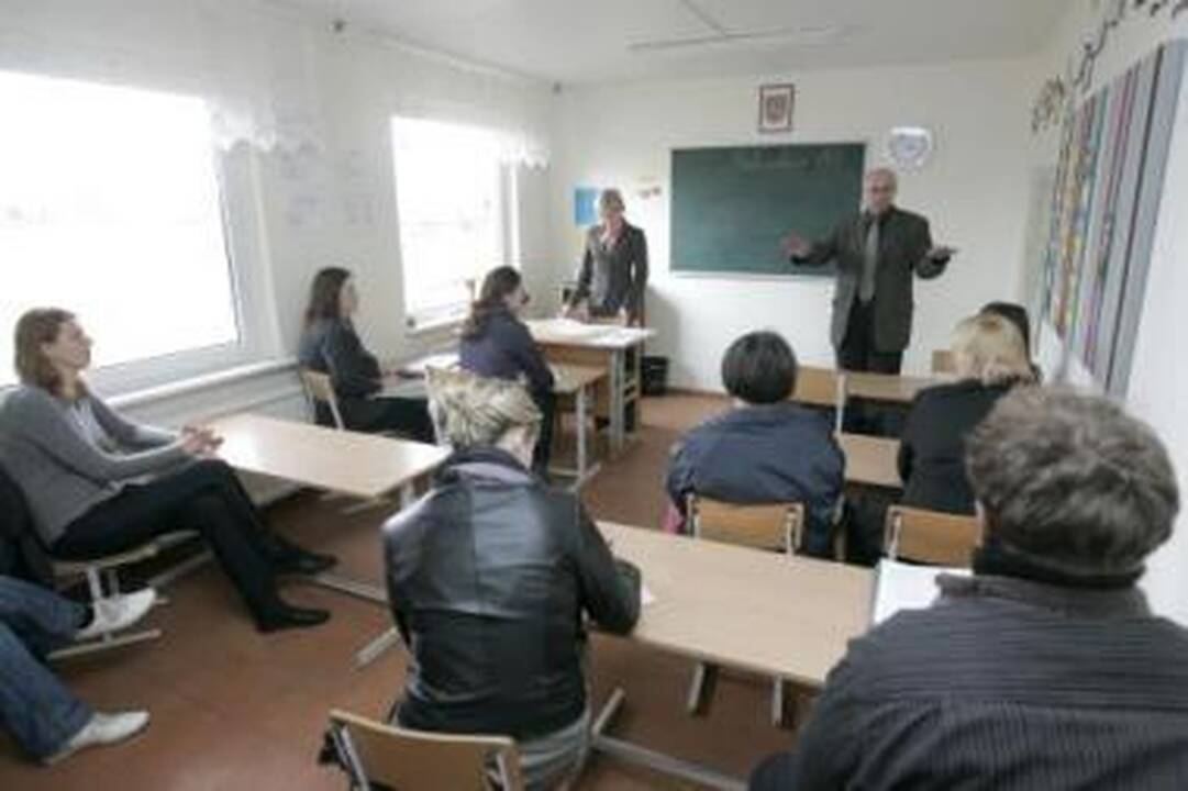 Realybė: dėl uždaromos mokyklos kovojantys tėvai iš Švietimo skyriaus atstovų neišgirdo nieko paguodžiamo.