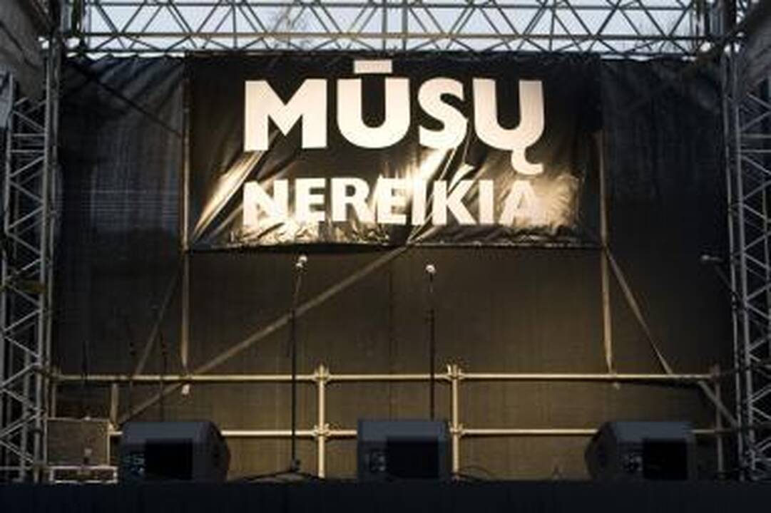 Nelygybė: asmenys, dirbantys tiek pagal darbo, tiek pagal autorinę sutartį, sumoka beveik vienodus mokesčius, tačiau gauna skirtingas garantijas.