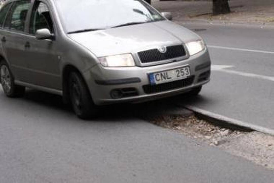 Neprestižas: net ir Kauno centre visą vasarą žiojėjo ne viena didelė duobė.