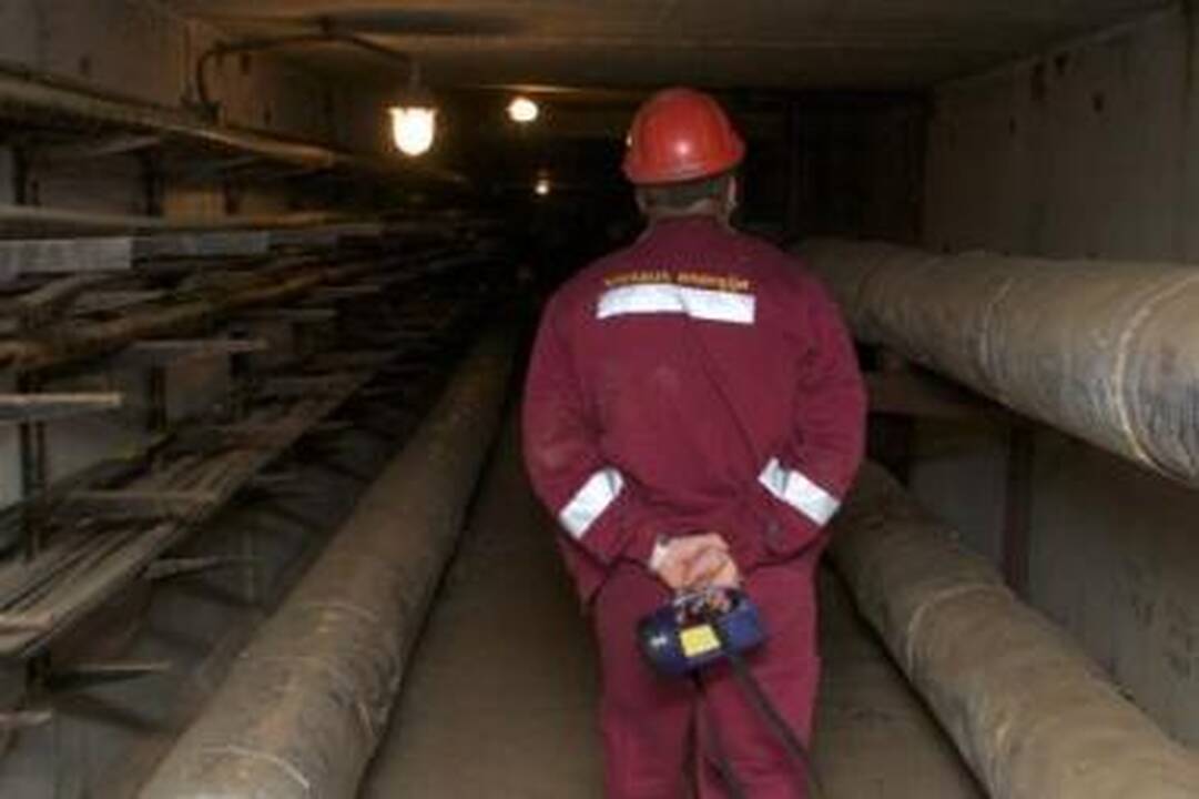 Turtas: iš pažiūros nesibaigiančiame betoniniame maždaug 3 m pločio ir mažiau nei 2 m aukščio tunelyje sukloti įvairių komunikacijų vamzdžiai.