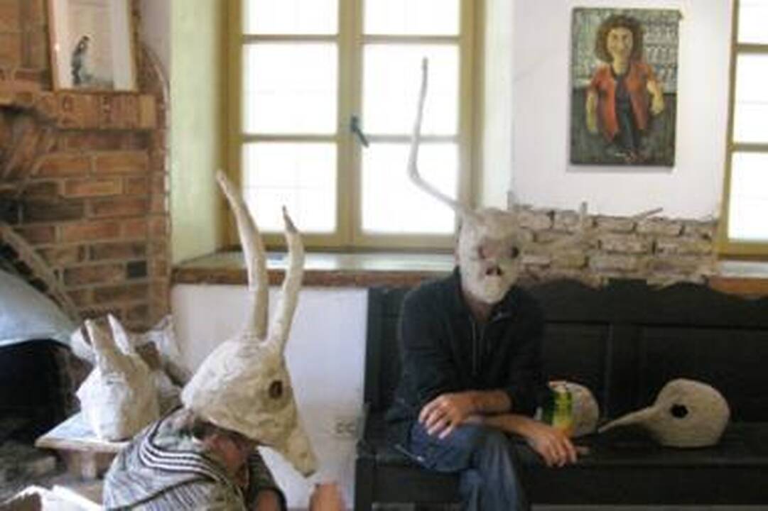 Idėja: prancūzas J.Jagot sugalvojo (dešinėje), kad jo kolekcijoje vyraus raguotos gyvulių kaukės.