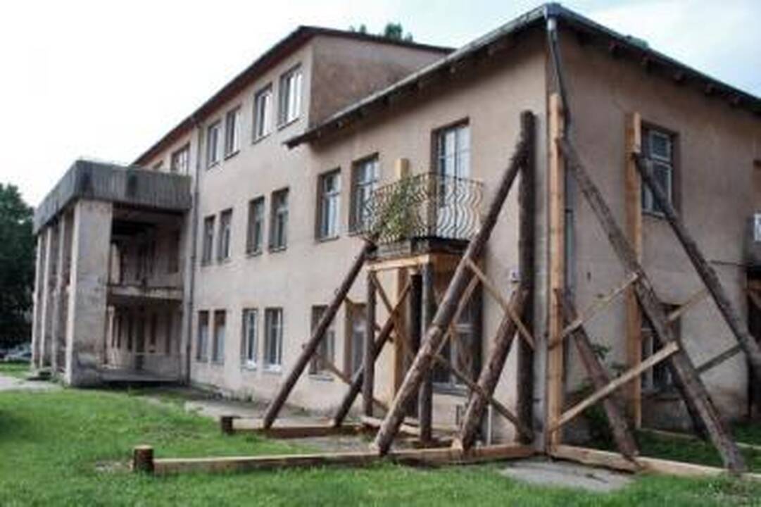 Išskirtinis: netoli savivaldybės esantis pastatas stebina savo "išskirtine" architektūra.
