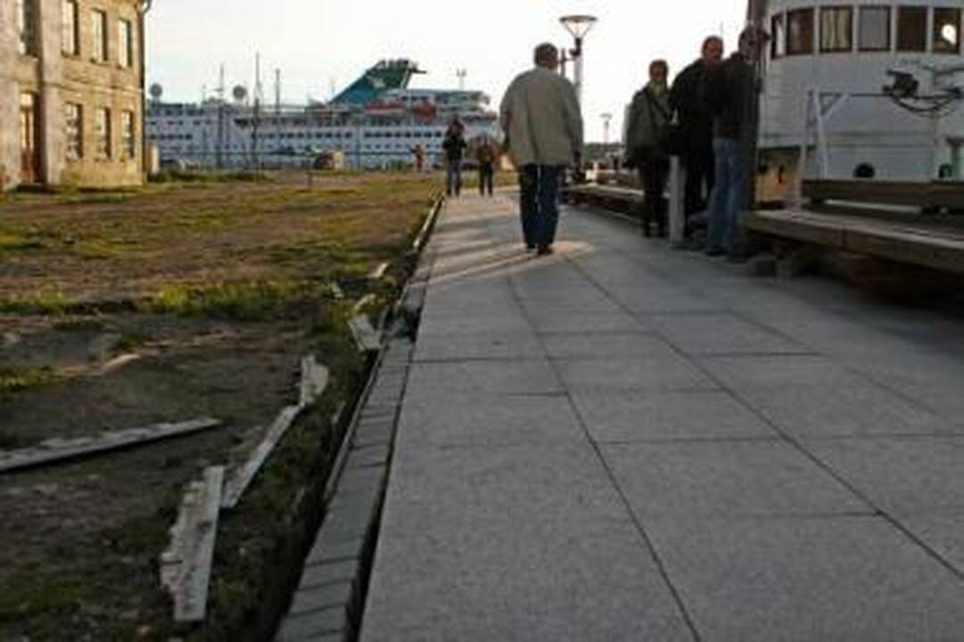 Pasekmės: laivas taip buvo trankomas į krantinę, kad nuo smūgių apgadintas ir greta jos esantis takas.