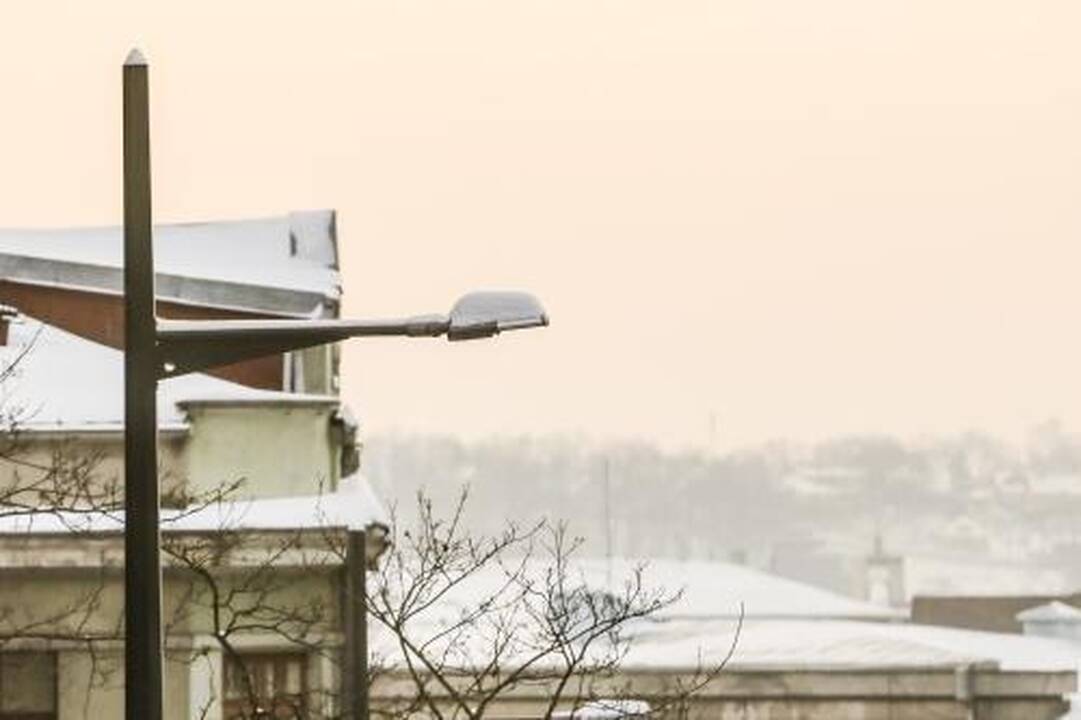 Gatvių apšvietimui kenkia ne tik šaltis, bet ir slidi danga