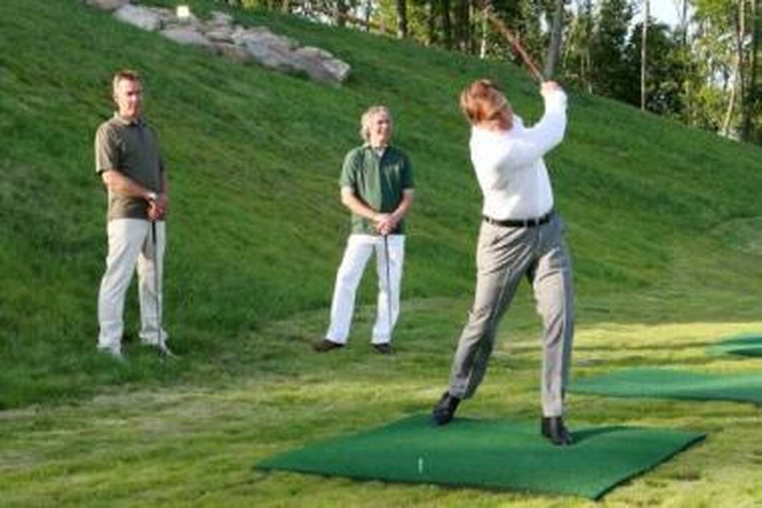 Startas: po trečiojo auksinio kamuoliuko, kurį išmušė A.Kuraitis, skrydžio "National Golf Resort" buvo oficialiai atidarytas.