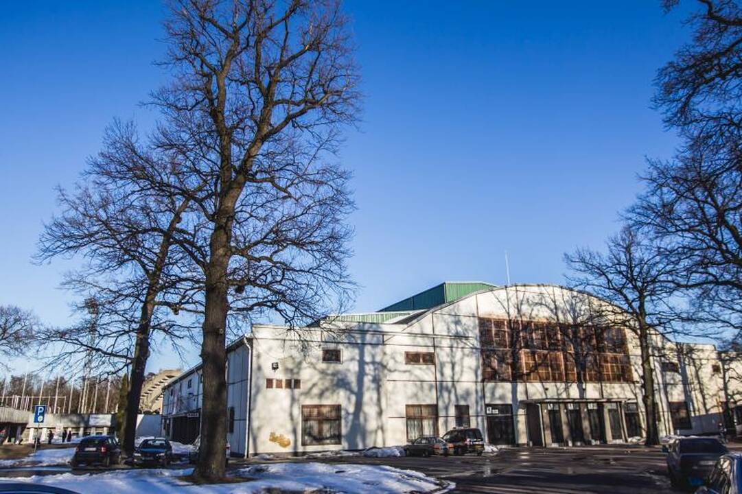 Senoji sporto halė – kongresų rūmų šešėlyje