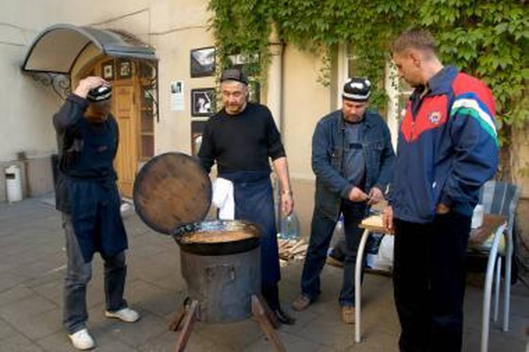 Uzbekai linksminosi iš širdies