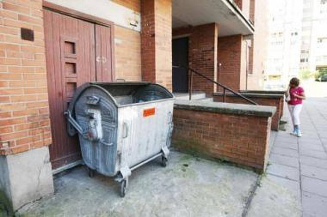 Konfliktas: Kretingos gatvės 71 namo gyventoją papiktino prie įėjimo į šachtą netoli laiptinės durų pastatytas šiukšlių konteineris. Moteris nuolat jį perstumia į kitą vietą, o...