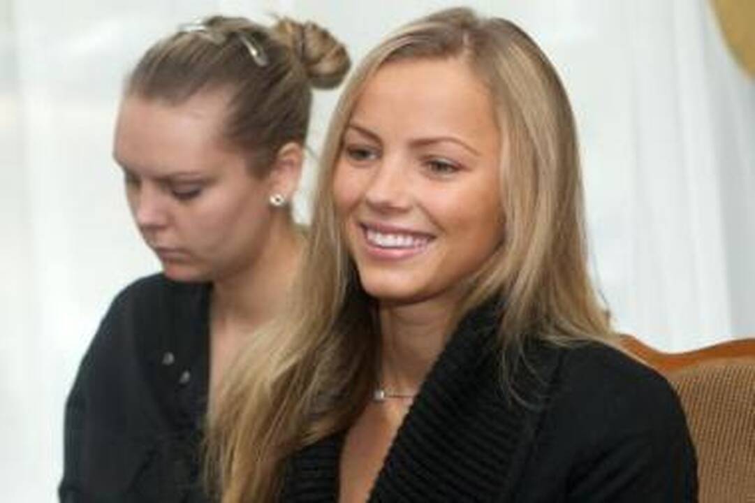 Meilės trikampio kampus bando švelninti melu