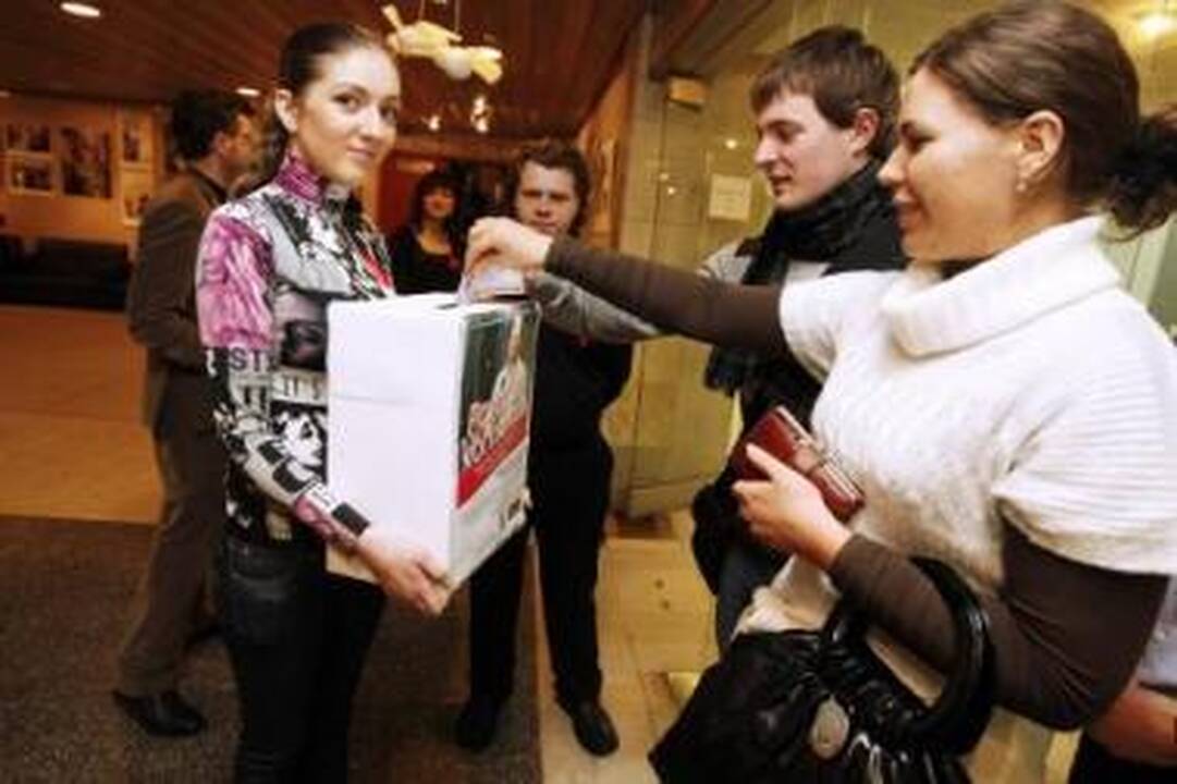 Misija: dar antradienio vakarą klaipėdiečiai rinkosi į koncertą, kad atlikėją galėtų paremti ne tik morališkai, bet ir savo aukomis.