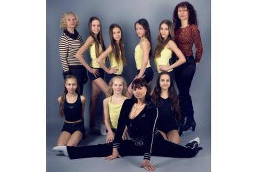 Nugalėtojos: "Barbės" klubo gimnastės su trenerėmis V.Bagrijeva (stovi kairėje), R.Vaseriene (stovi dešinėje) ir V.Kudriavceva (priekyje).
