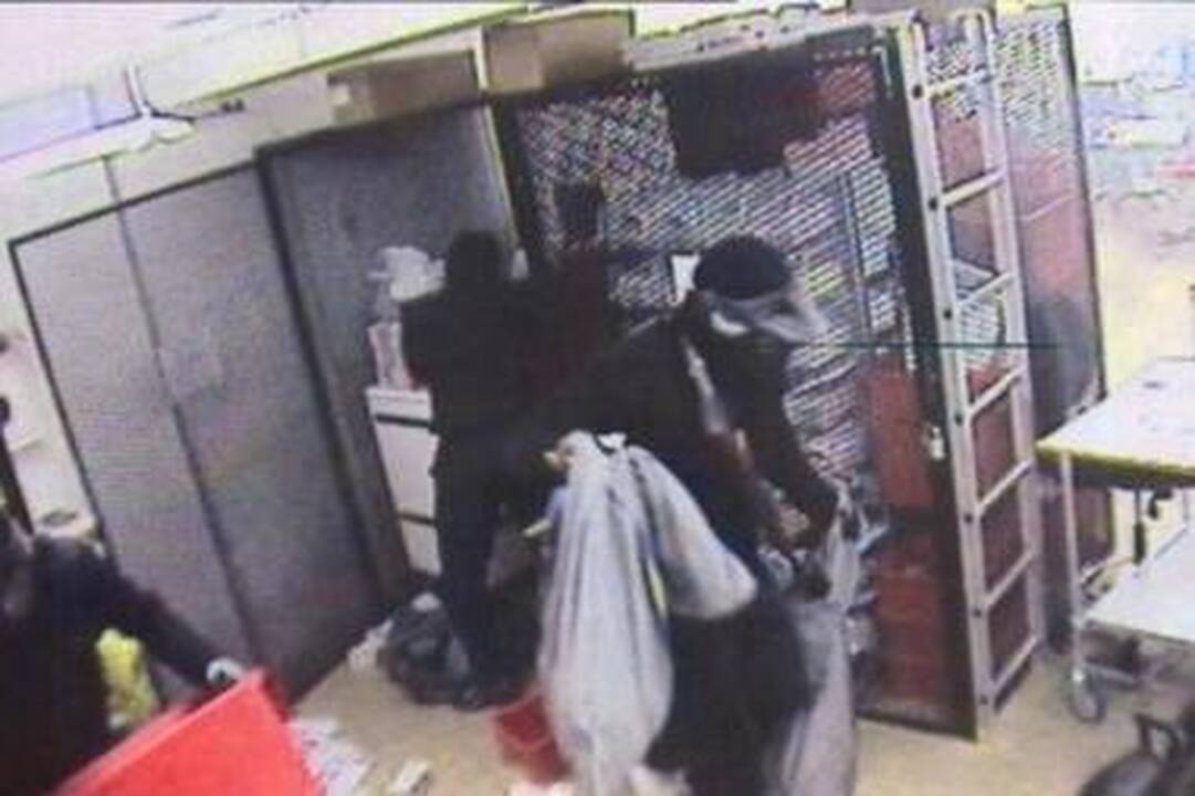 "Komandosai": policijos paviešintuose vaizdo įrašuose matyti, kaip ant stogo nusileidžia sraigtasparnis, plėšikai įsibrauna į saugyklą ir ją švarina.