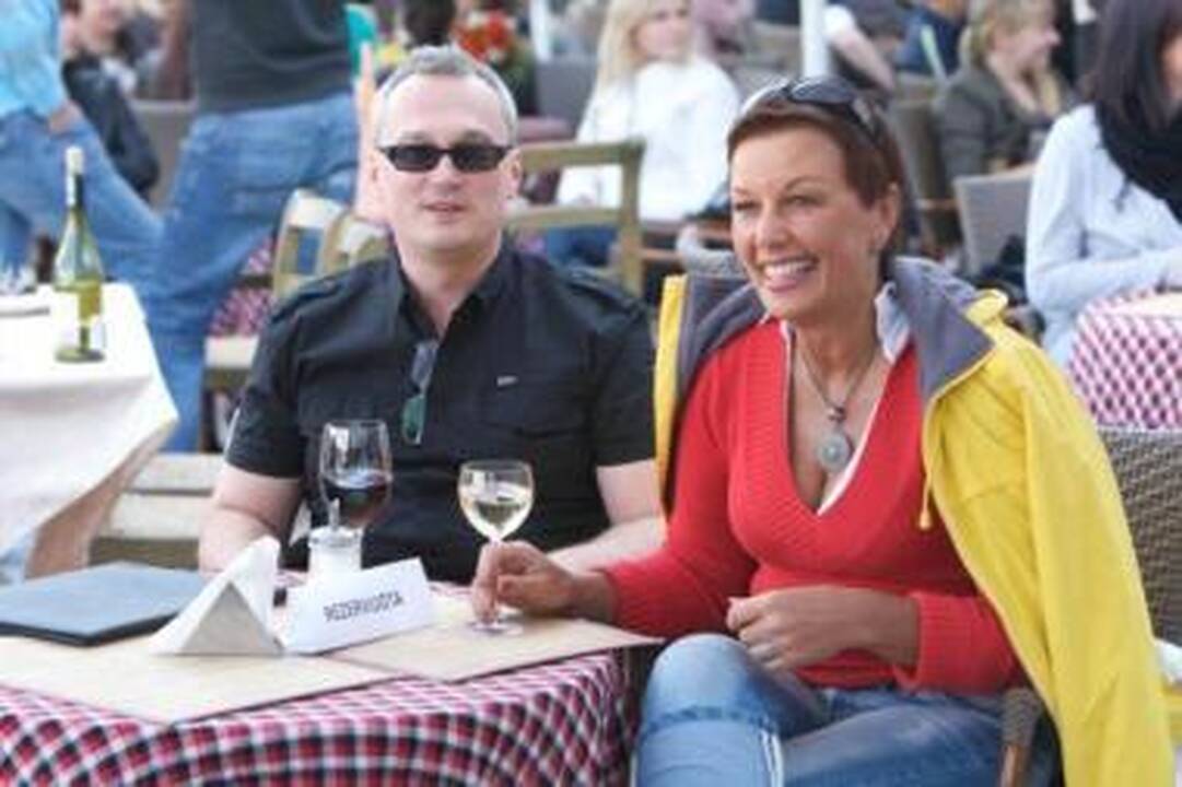Atėjo: kol D.Užkuraitis vertino pasirodžiusias grupes, jo draugė Nijolė Statkutė mėgavosi koncertu.
