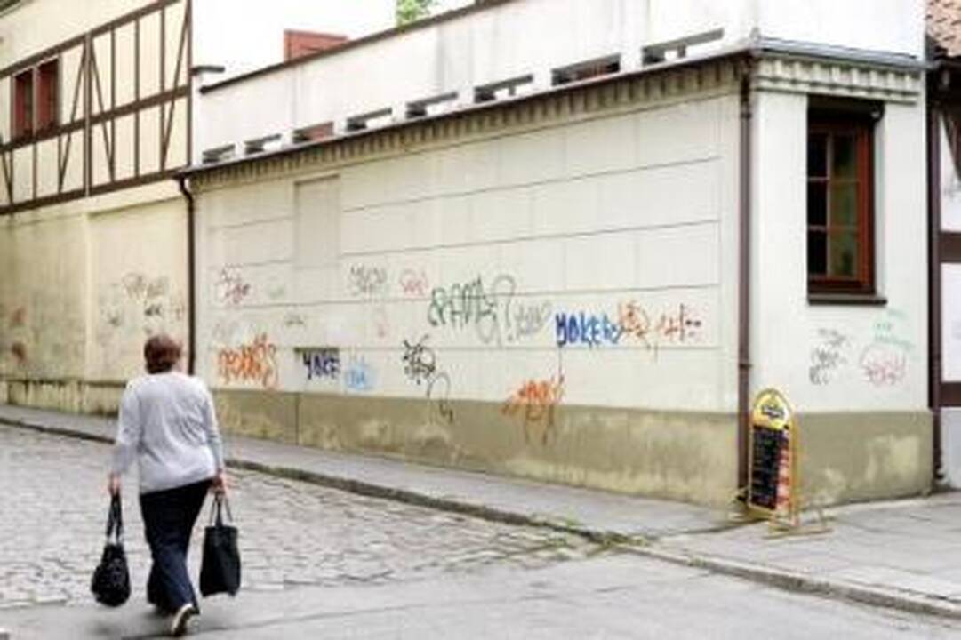 Atranka: už mokesčių mokėtojų pinigus "meno" kūriniai valomi tik nuo savivaldybei priklausančių pastatų sienų, kitų statinių savininkai piešiniais turi pasirūpinti patys.