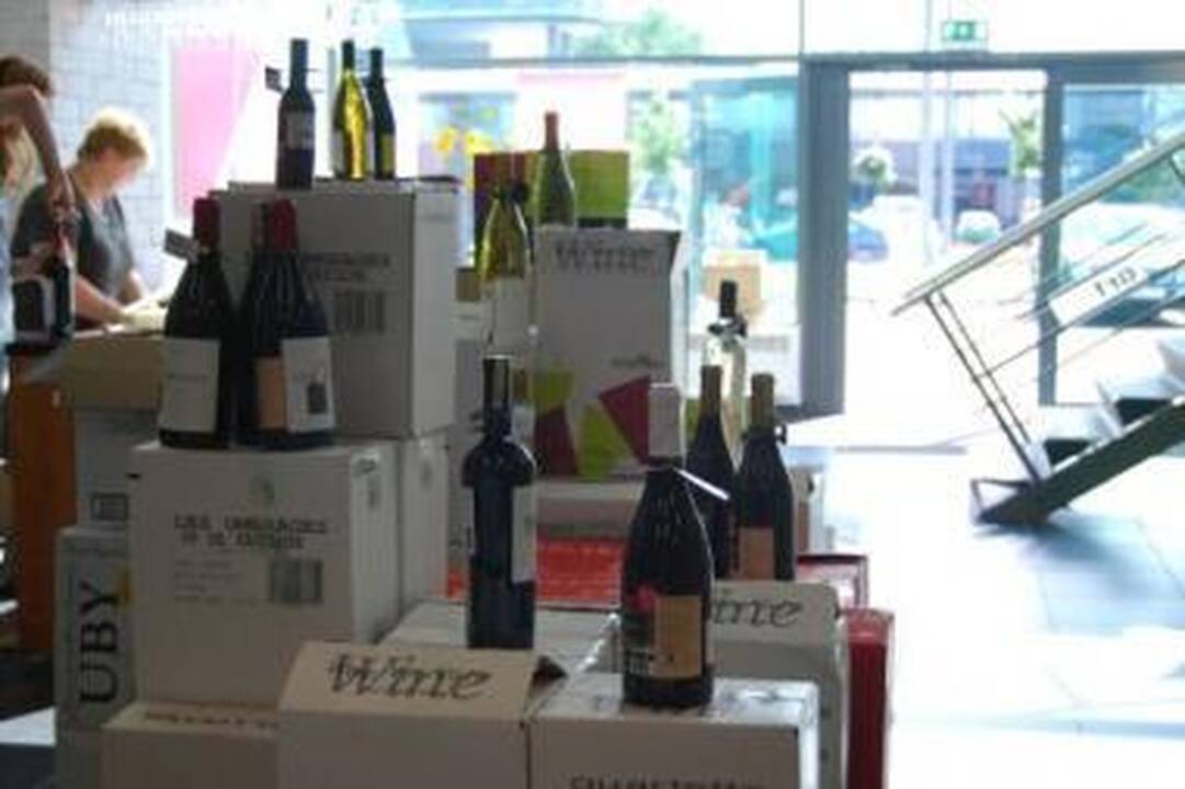 Neįprasta: naujojoje "Vyno klubo" parduotuvėje atsisakyta prabangios aplinkos.