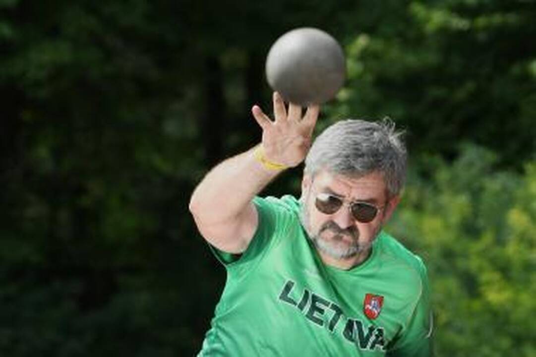 Pomėgiai: Futbolo federacijos viceprezidentas G.Babravičius krepšinio čempionatą stebėtų tik tuomet, jei bilietus kas nors padovanotų.