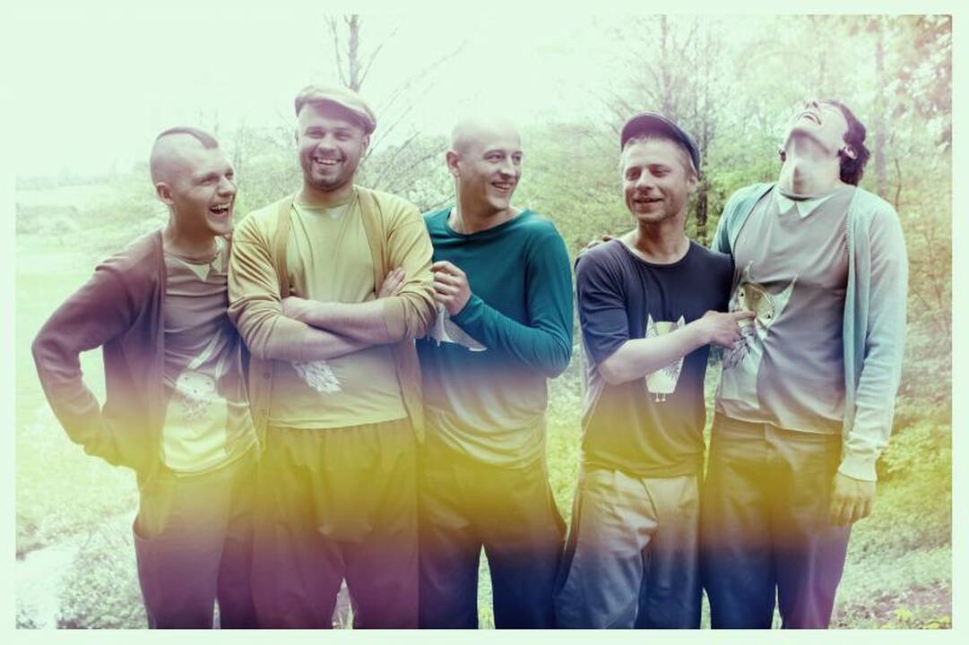 Į viską žiūrintys                               atvirai