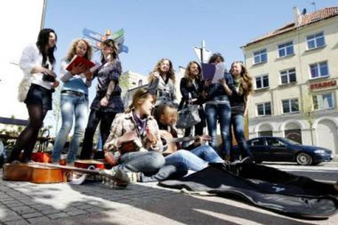 Originalūs: Gatvės muzikos dienos maršrutu su savo instrumentais skriejo ir riedutininkai.