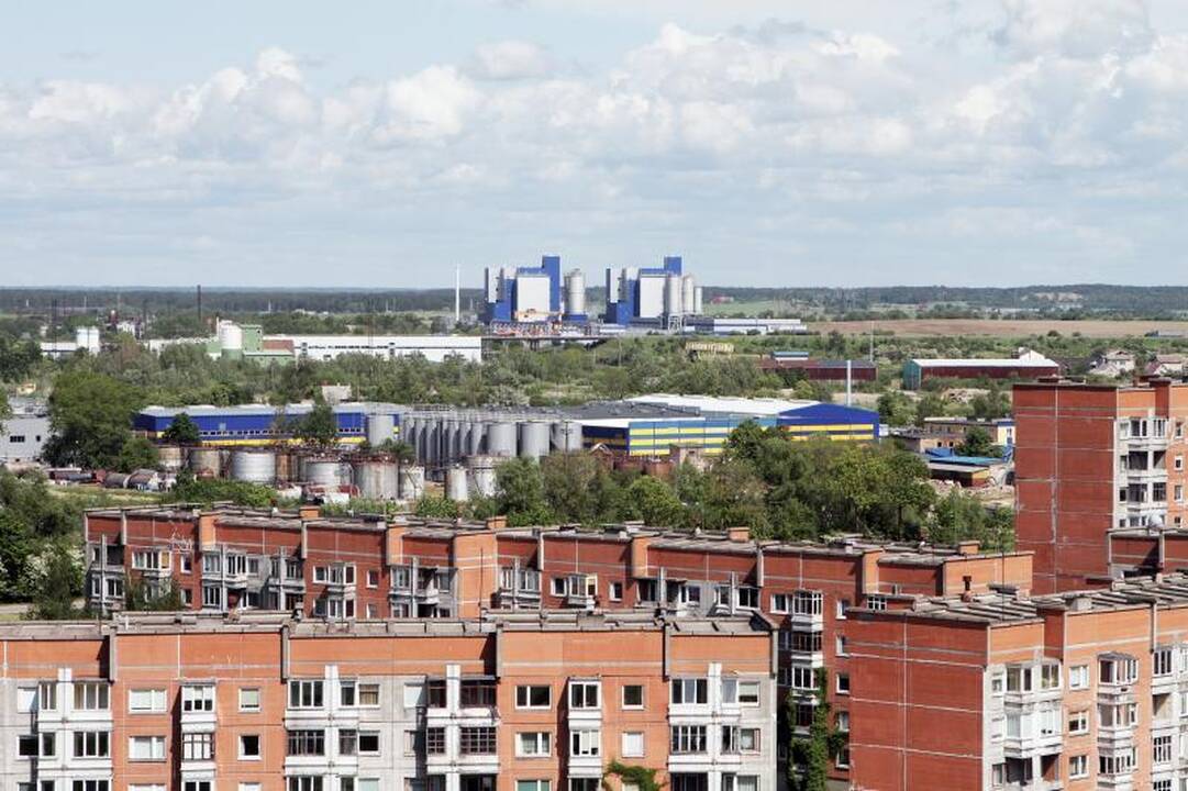 Gamyklas    nuo namų skirs miškas