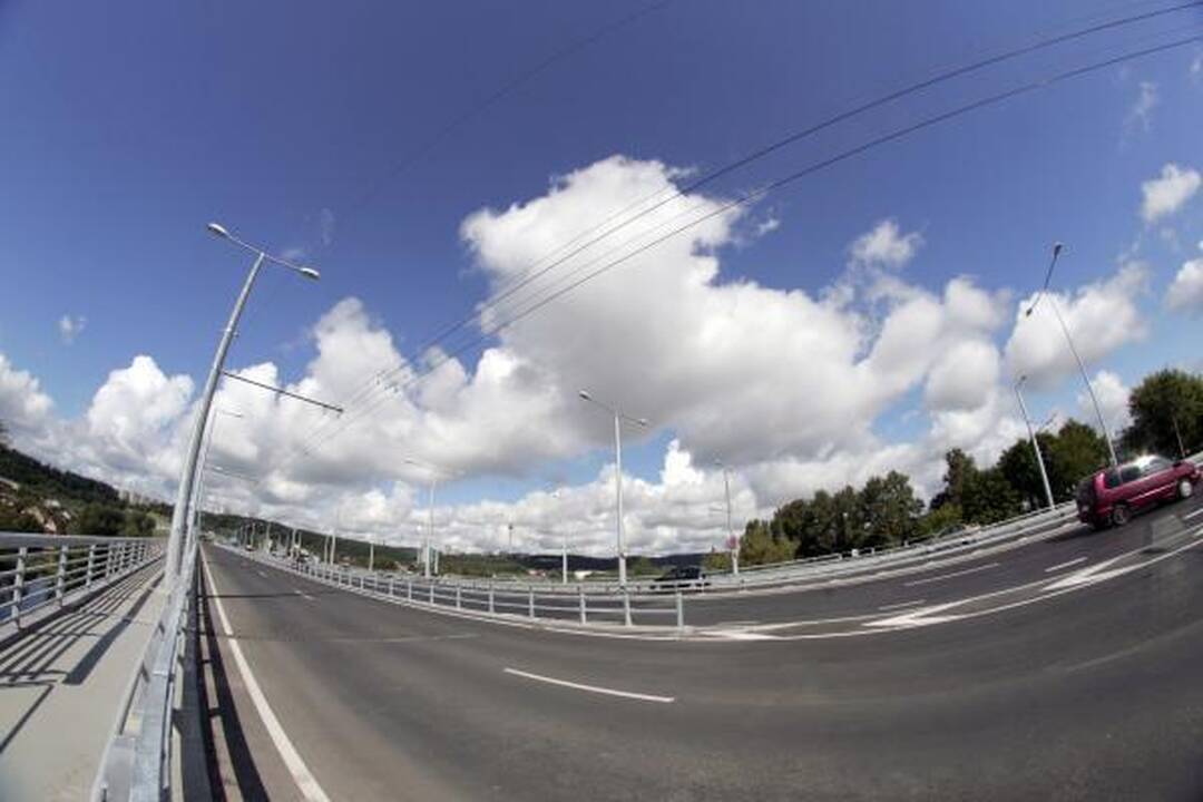 Lazdynų tiltas šviečia ir naktį, ir dieną