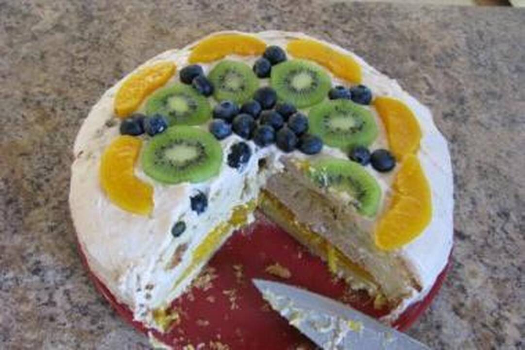 Desertas: vaisių tortas tiks tiek Naujųjų metų vakarą prie taurės šampano, tiek pirmąjį sausio rytą prie puodelio kavos.