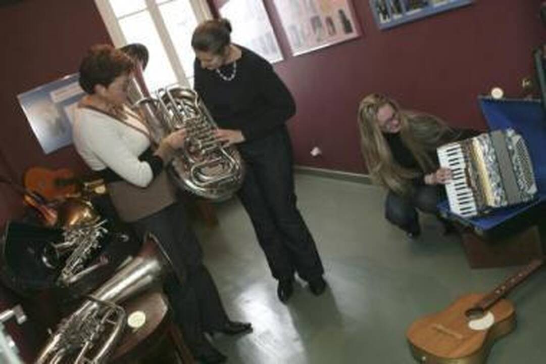 Pažintis: naujosios M.ir K.Petrauskų muziejaus ekspozicijos eksponatų niekas nedraudžia liesti rankomis.