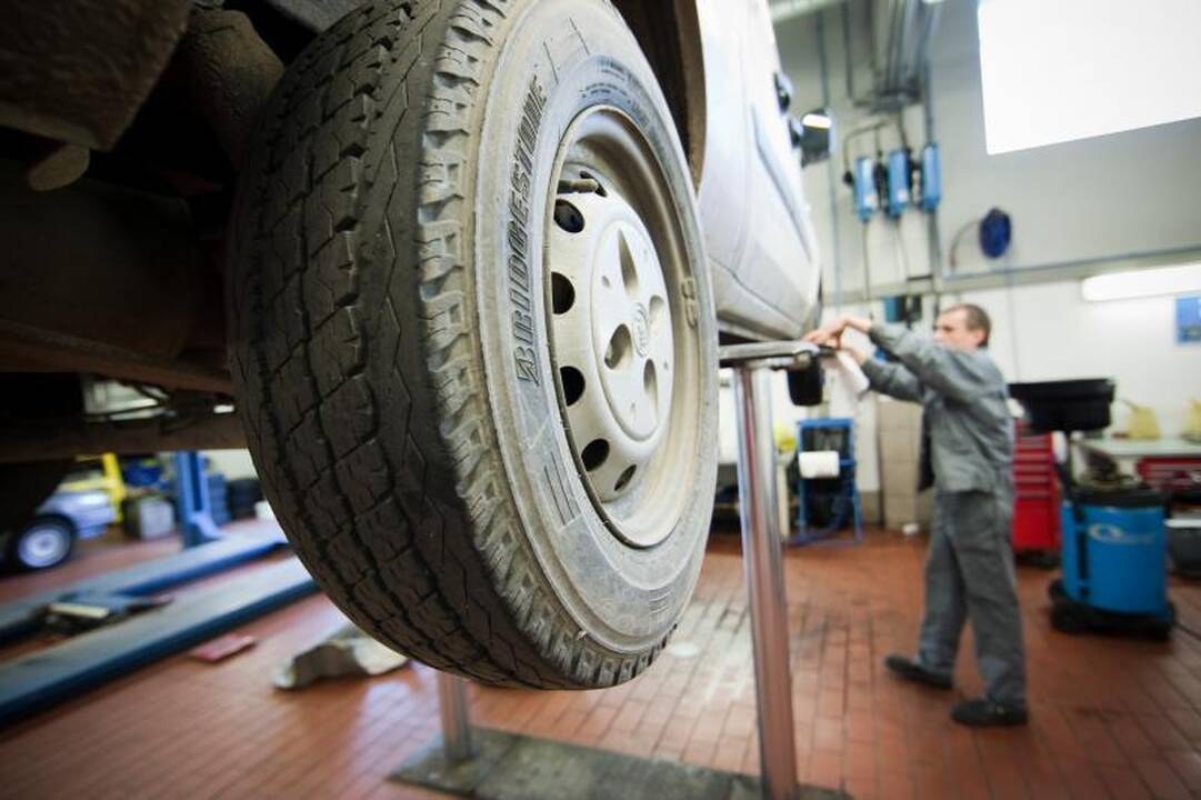 Apžiūros centruose – automobilių grūstys 