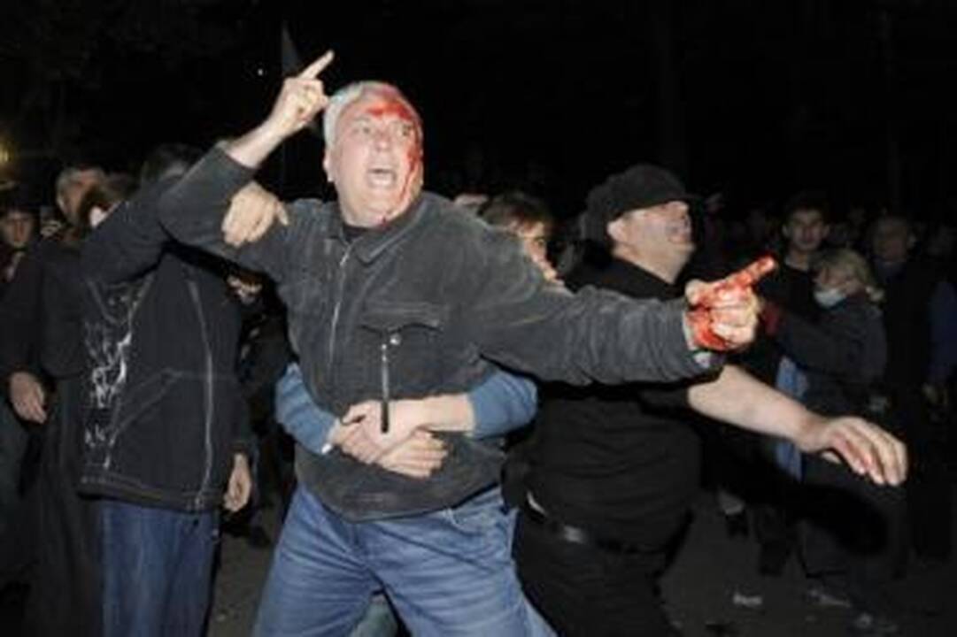 Riaušės: per naktinius opozicijos ir policijos susirėmimus Gruzijos sostinėje buvo sužeista daugiau kaip 30 žmonių.