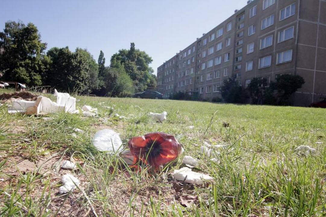 Kiemuose uostamiestyje prisikaupė kalnai šiukšlių